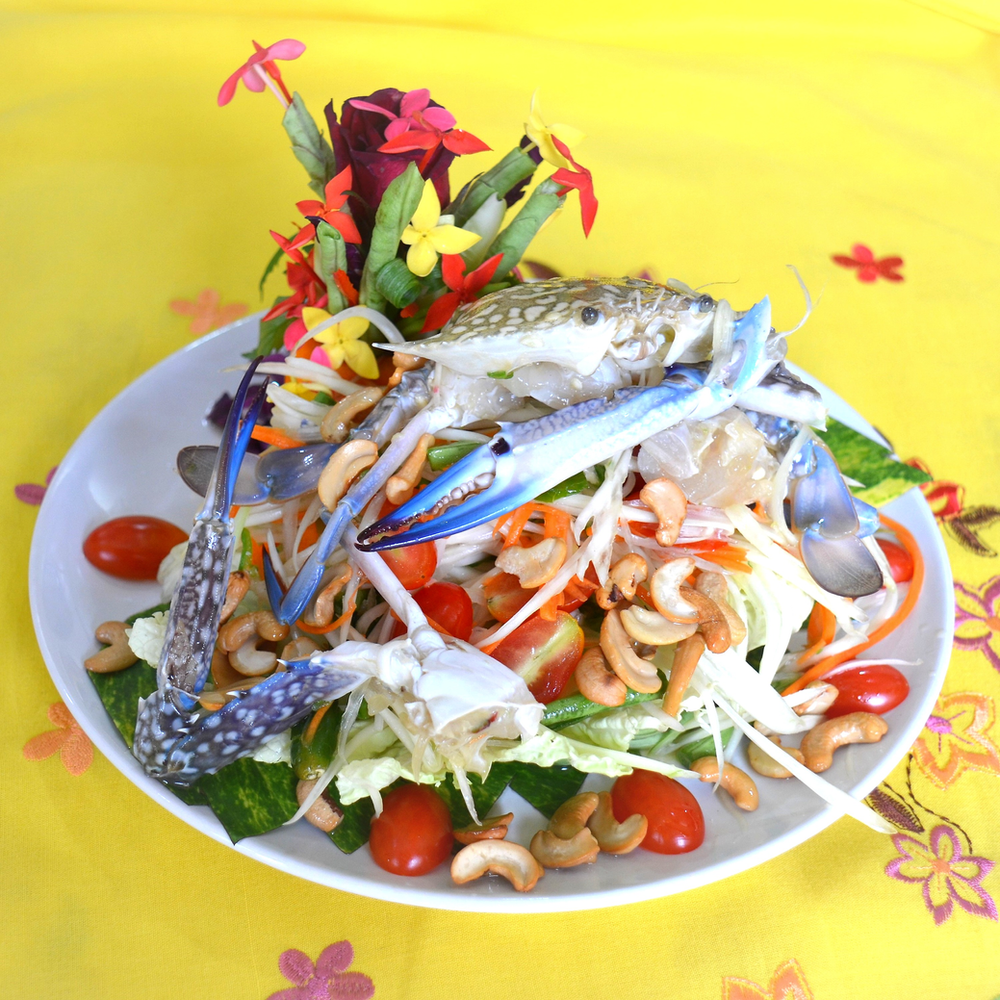Spicy raw papaya salad with blue crab and cashew nuts Recipe