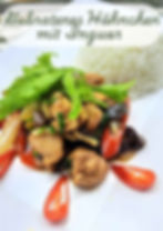Authentisches Rezept für gebratenes Hähnchen mit Ingwer (Kai Pad King), ein sino-thailändisches Gericht mit Hähnchen, frischem Ingwer, Pilzen und dunkler Sojasoße, serviert mit Jasminreis.