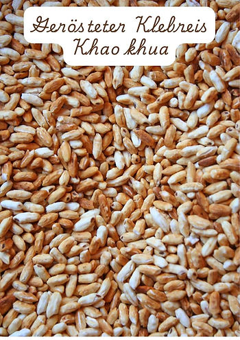 Nahaufnahme von geröstetem Klebreis Khao Khua, Grundlage für Larb, Nam Tok und weitere Isan-Salate.