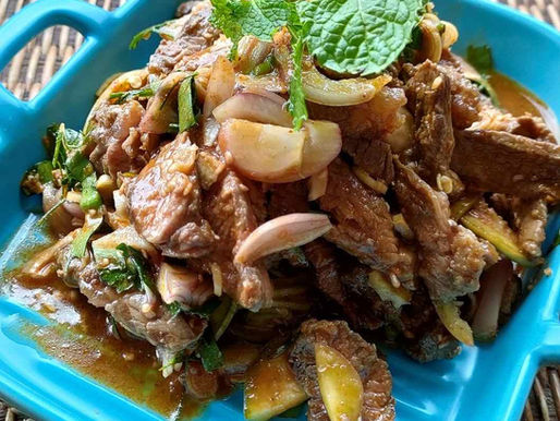 Salade de bœuf thaï aux aubergines – Phla Neua Makeua Po, bœuf grillé tranché finement avec aubergines thaï, échalotes, citronnelle, menthe et pâte de piment.