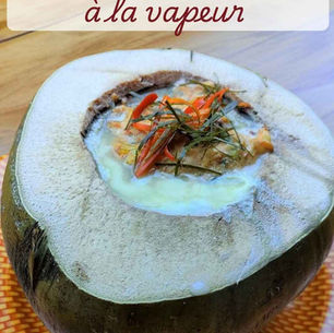 Curry de fruits de mer à la vapeur ou homok thale maprao on, cuit dans une noix de coco jeune, spécialité thaïlandaise à base de pâte de curry rouge
