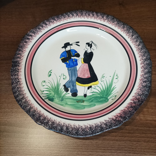 LOT 2 ASSIETTES En Faience De Quimper Henriot Les Bretons EUR 30,00 LOT 2 ASSIETTES En Faience De Quimper Henriot Les Bretons EUR 30,00