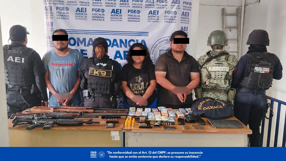 Fiscalía de Oaxaca, DEFENSA y Policía Estatal ejecutan cateo en Ejutla de Crespo; detienen a tres, aseguran armas y más de 1.4 millones de pesos