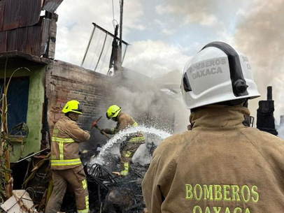Controlan Bomberos de Oaxaca incendio en basurero clandestino en San Francisco Lachigoló