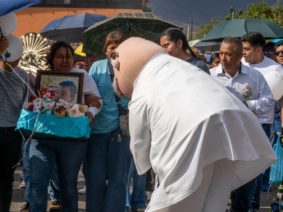 Dr. Simi se detiene para rendir homenaje en cortejo fúnebre de Dominic en Oaxaca