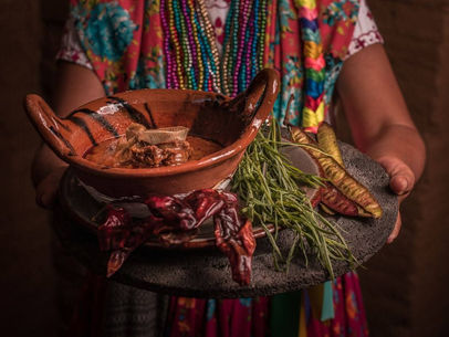Inicia Guelaguetza Ñuu Savi y el Festival del Mole de Caderas en la ciudad de Oaxaca