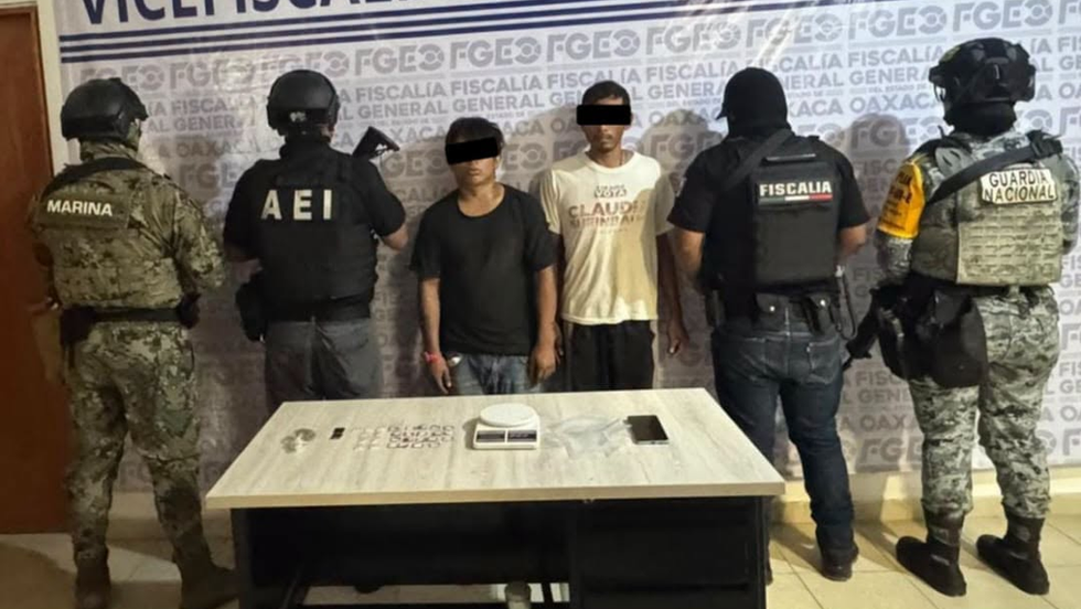 Como parte de acciones para pacificar el Istmo, FGEO desarticula punto de venta de drogas en Santo Domingo Tehuantepec; hay dos detenidos