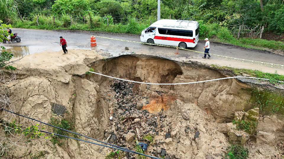 Atienden deslave y socavón en carretera de Juquila: Protección Civil