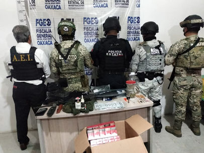 Fiscalía de Oaxaca junto con DEFENSA, SEMAR, GN y Policía Estatal realizan cateo y aseguran un inmueble, armas de fuego, chalecos tácticos, vehículos y joyas en la Costa