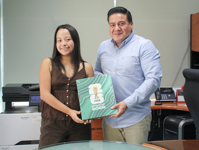 UABJO ENTREGA ÁLBUM EDICIÓN ESPECIAL DEL MUNDIAL 2026 A GANADORA DE CONCURSO DE VIDEO
