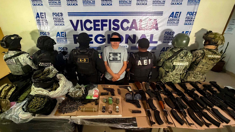 Fiscalía de Oaxaca y Gabinete de Seguridad capturan a objetivo prioritario y nuevo líder de célula criminal de Ocotlán, asegurando drogas, armas de alto poder, granadas y explosivos