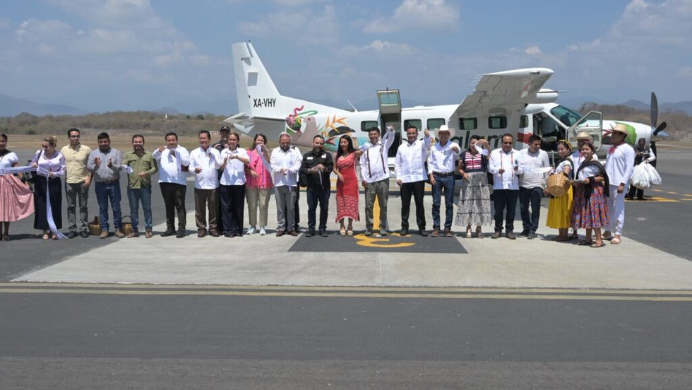 Encabeza Salomón Jara vuelo inaugural Tuxtla-Huatulco, impulso al desarrollo del sur del país