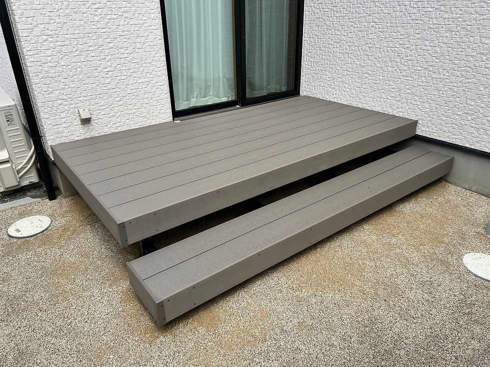 グレー調が建物とマッチするウッドデッキ