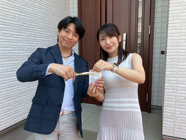 玄関前にて鍵のお引渡し!