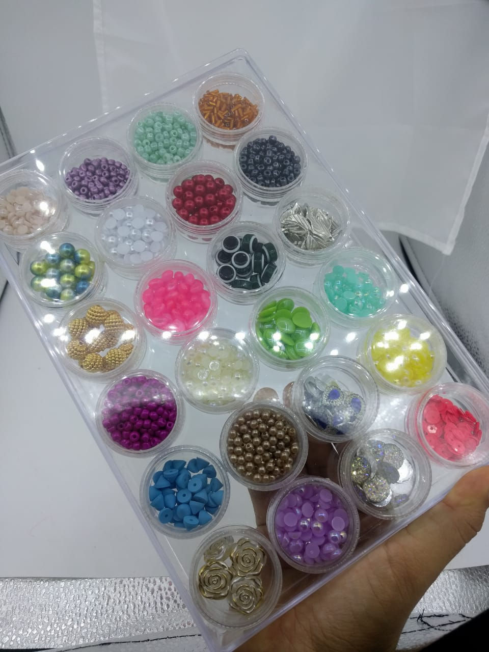 Organizador de accesorios, Una caja de 24 frascos plastico con tapa a rosca