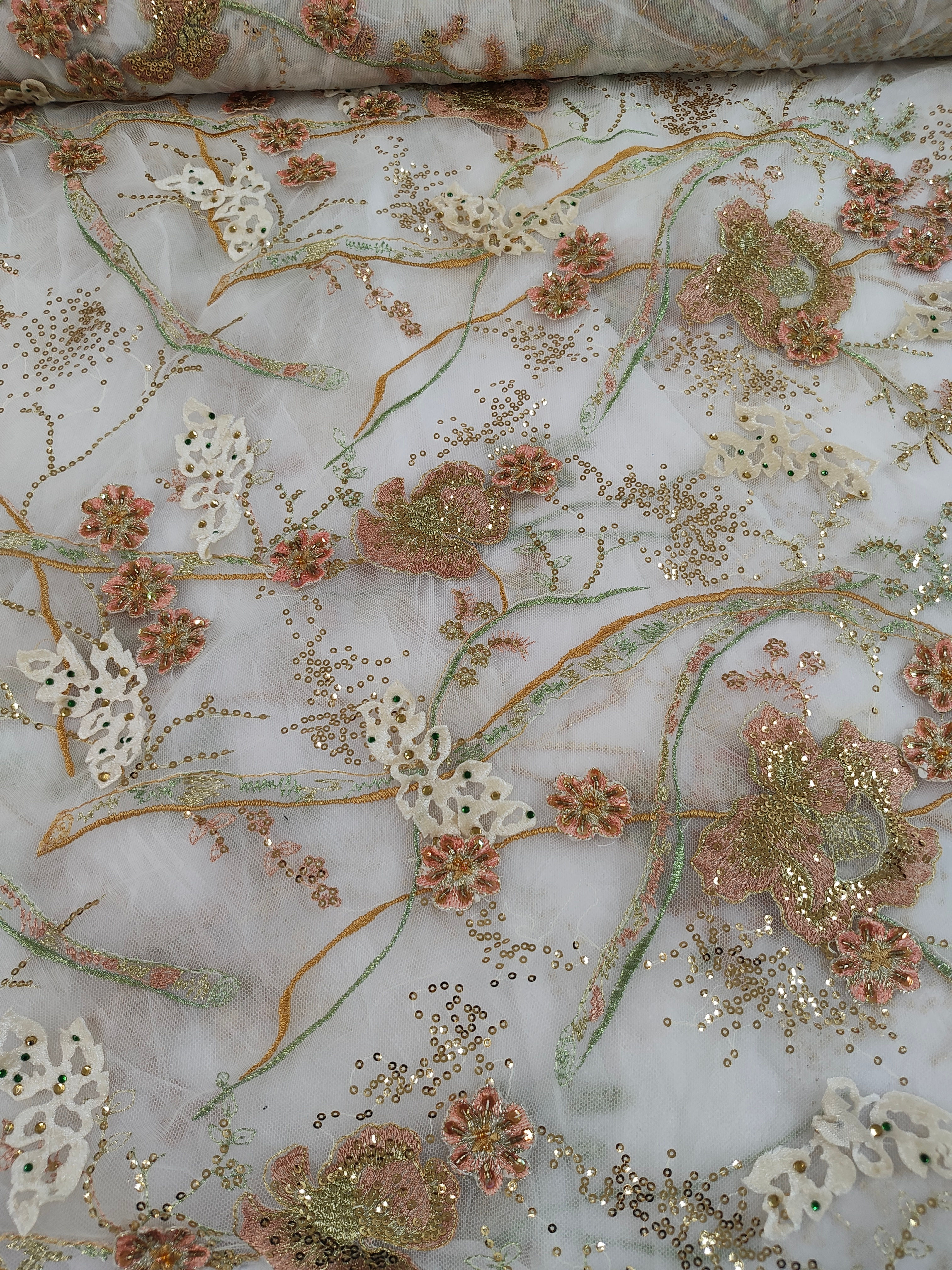 Tul bordado pedreria y flores