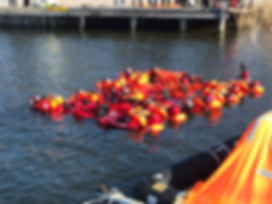 Övning med räddningsdräkter