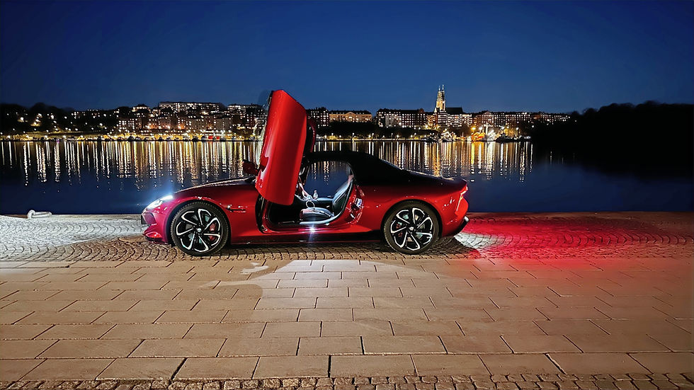 MG Cyberster GT parkerad med roadsterprofil och dramatisk design.