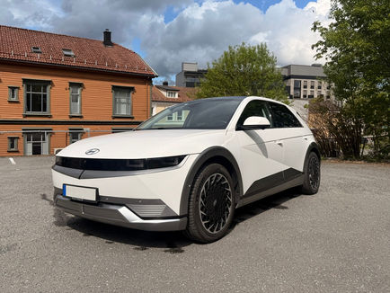 Hyundai Ioniq 5 Project 45 AWD i vit lack fotograferad snett framifrån med pixelinspirerade LED-ljus, kantig retrodesign och 20-tumsfälgar.