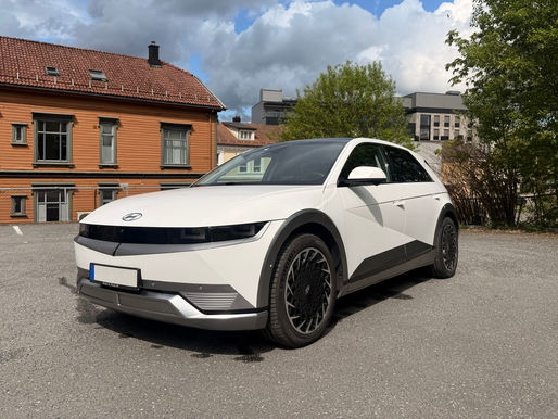 Hyundai Ioniq 5 Project 45 AWD i vit lack fotograferad snett framifrån med pixelinspirerade LED-ljus, kantig retrodesign och 20-tumsfälgar.