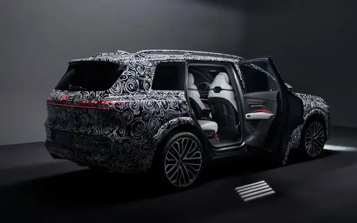 Audi Q9 i stor SUV-design med markerad front, hög kaross och tydlig premiumkänsla.