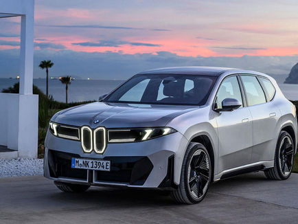 BMW iX3 50 xDrive i ljus exteriör, fotograferad som officiell pressbild för BMW:s nya Neue Klasse-modell.