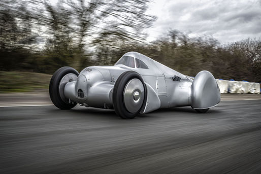 Auto Union Lucca i silverfärgad strömlinjeformad kaross med täckt förarplats, lång bakdel och klassisk 1930-talsdesign.