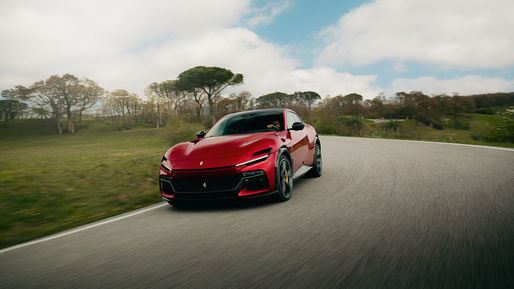 Ferrari Purosangue Handling Speciale i sportigt utförande med aggressiv front, hög kaross och tydlig Ferrari-design.