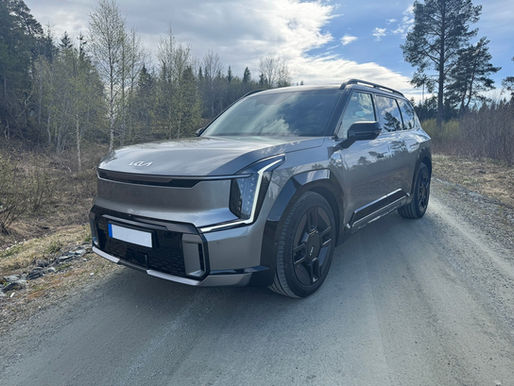 Kia EV9 GT-Line AWD fotograferad snett framifrån med kantig SUV-design, vertikala LED-ljus och stor sjusitsig kaross.