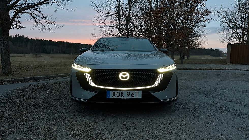 Mazda6e Takumi Plus fotograferad framifrån med smala strålkastare, modern frontdesign och tydlig premiumkänsla.