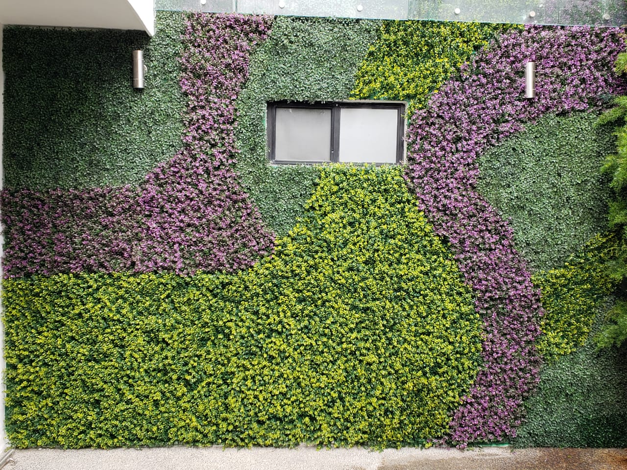 Diseño_de_muros_verdes_con_follaje_sinté