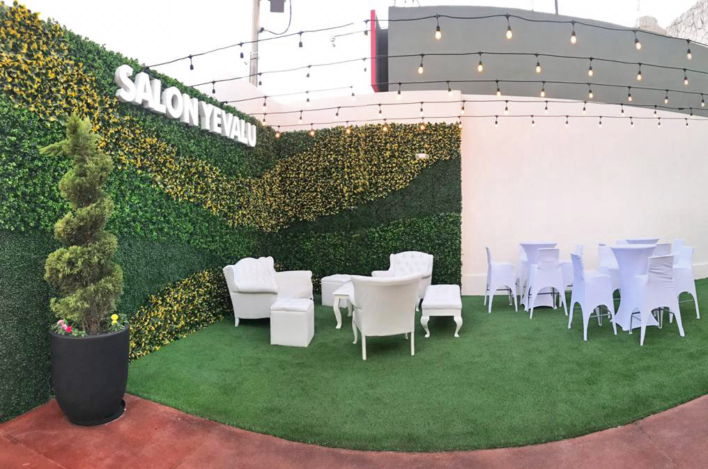 Muros_verdes_y_pasto_sintético_en_Salon_