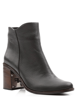 2621171-NEGRO-540x800-min