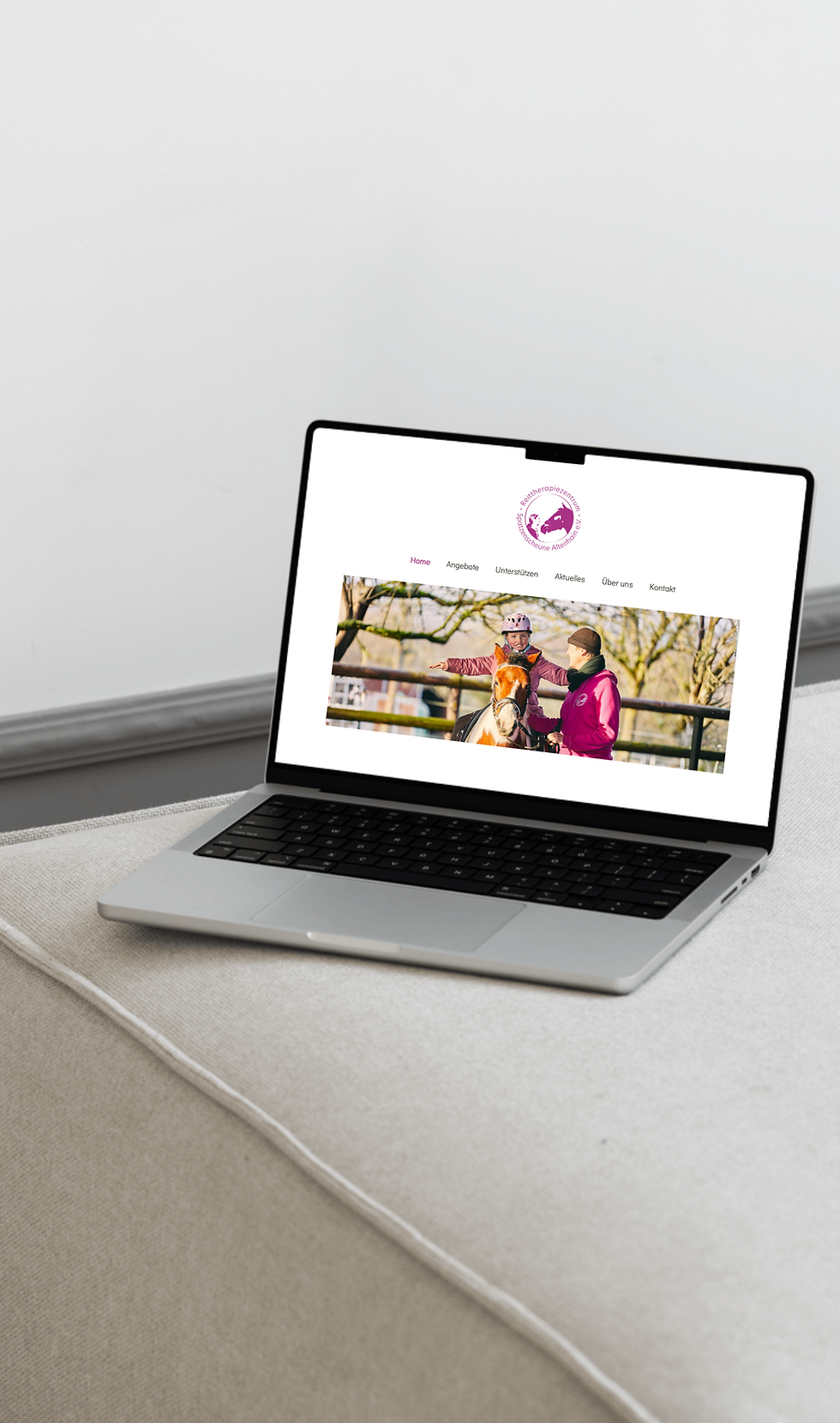 Laptop-Bildschirm zeigt eine von Kathrin Vogel gestaltete Website mit Reittherapie-Motiv