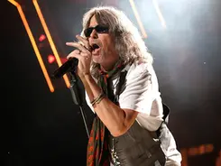 Kelly Hansen performing