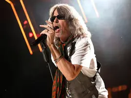 Kelly Hansen performing