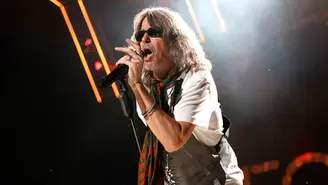 Kelly Hansen performing