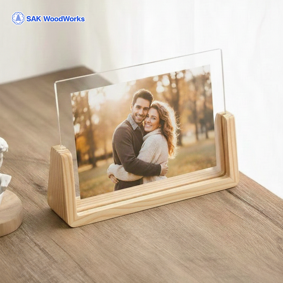 กรอบรูปไม้สนบนโต๊ะ แสดงภาพคู่รักกำลังกอดกันในสวนสาธารณะช่วงฤดูใบไม้ร่วง สีสันอบอุ่น ใบหน้ายิ้มแย้ม