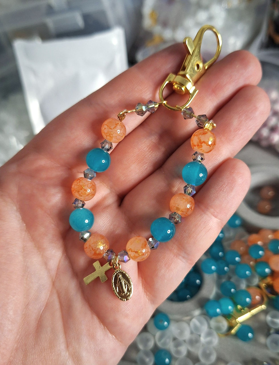 Chapelet de voyage Guadalupe avec médaillon vierge marie et croix dorée posé sur une Bible