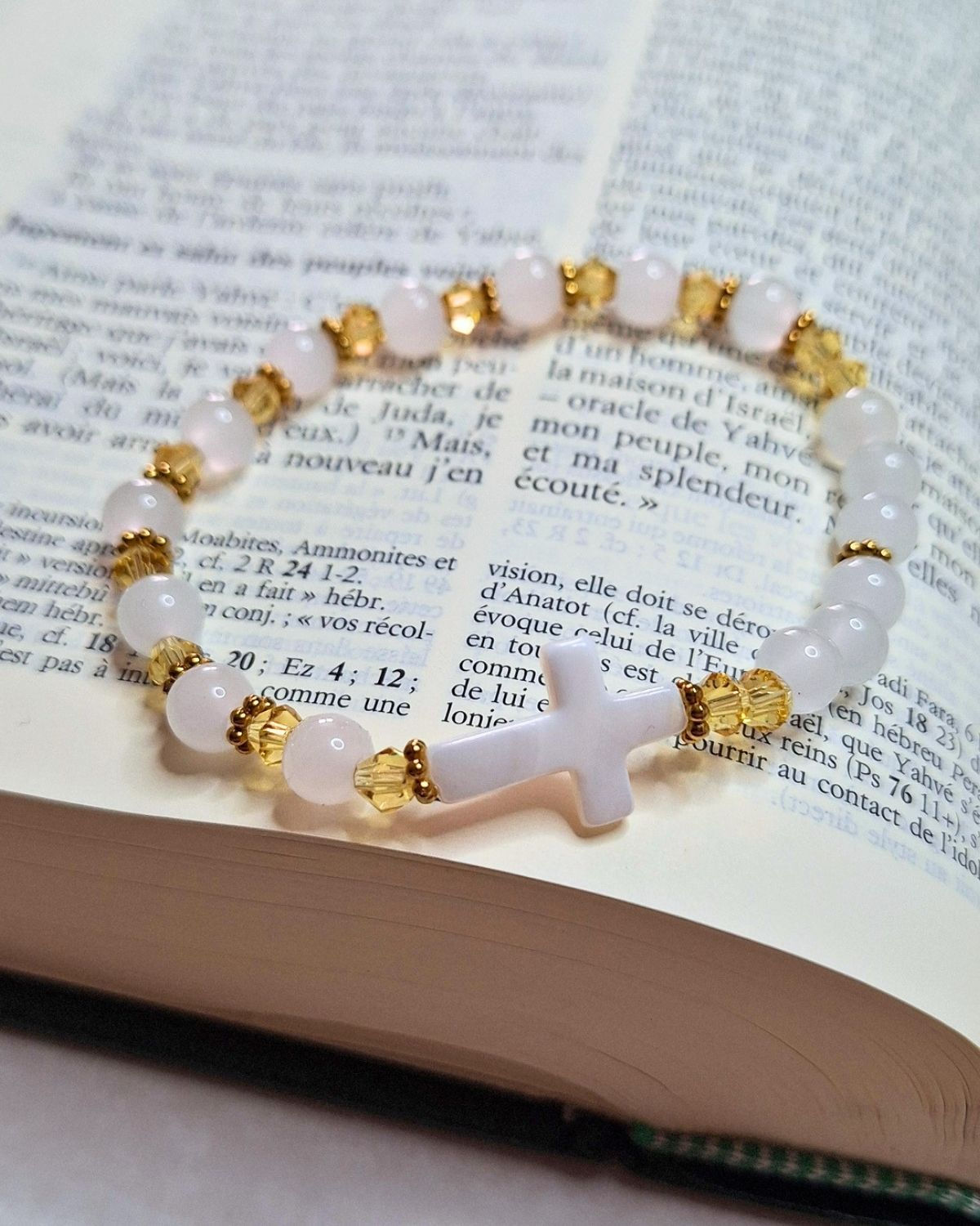 Bracelet chapelet femme Compostelle avec croix en coquillage blanc porté au poignet pour la prière du Rosaire