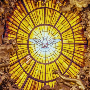 Colombe de l’Esprit Saint en lumière dans la basilique Saint-Pierre de Rome, symbole de prière esprit saint