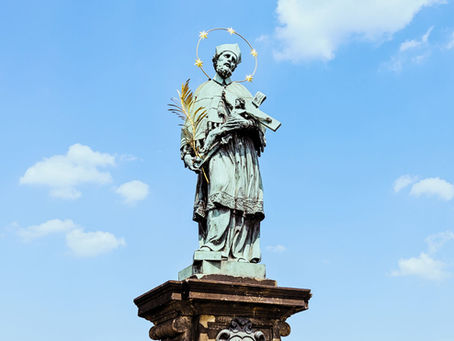 Qui sont les Saints Patrons ? Plongée dans leur rôle et leur influence