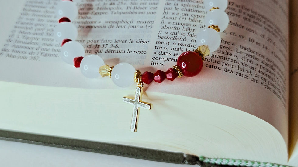Bracelet dizainier aux couleurs du Sacré-Cœur de Jésus sur un fond doux et lumineux.