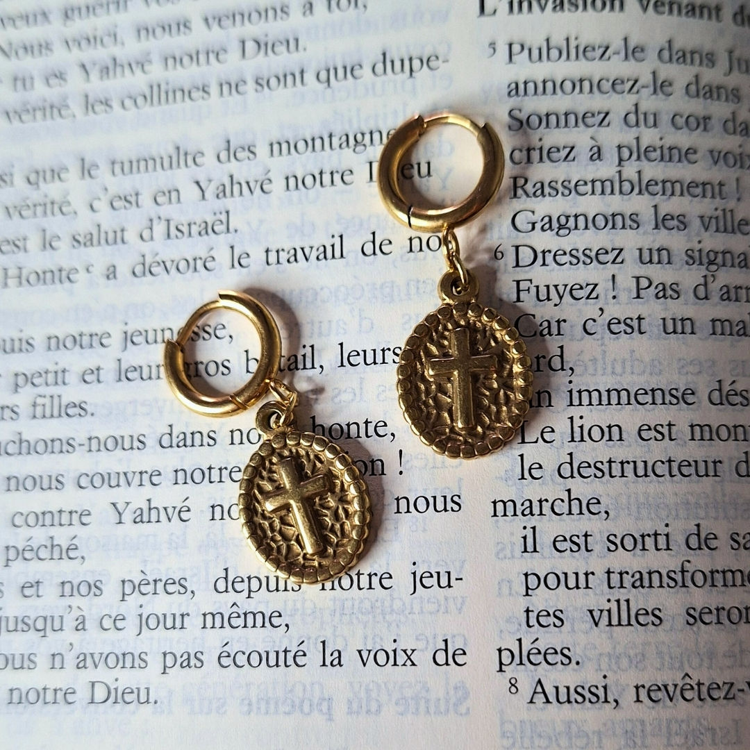 Boucles d’oreilles croix dorées femme chrétienne faites main