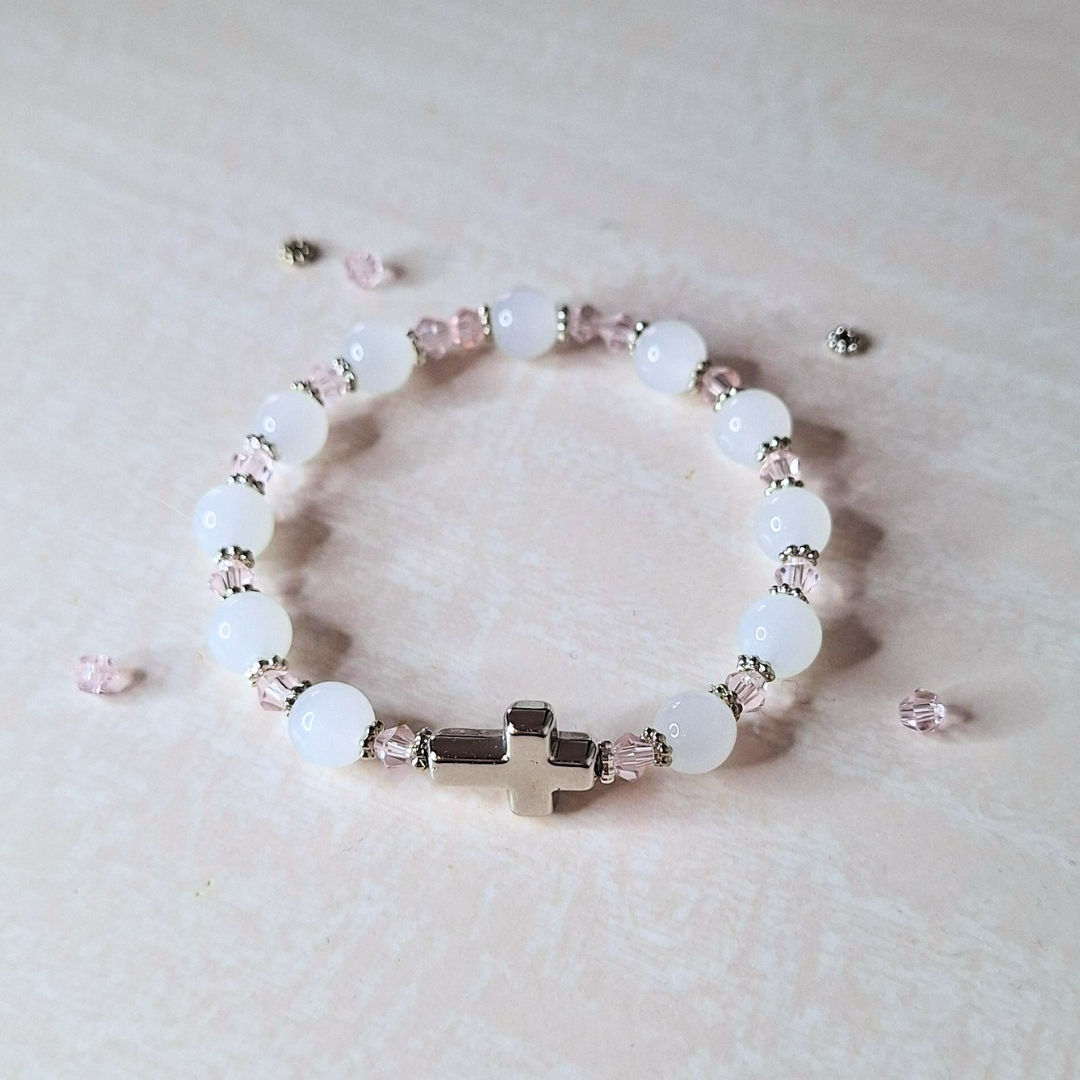 Bracelet croix chrétienne femme inspiré par Sainte Catherine, idéal pour communion, confirmation et baptême adulte