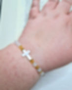 Bracelet de prière chrétien pour femme inspiré du chemin de Compostelle avec croix blanche en coquillage