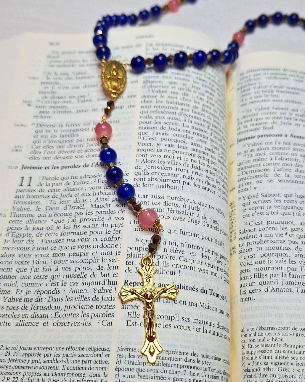 Chapelet religieux catholique bleu et rouge inspiré de Notre-Dame de Pontmain