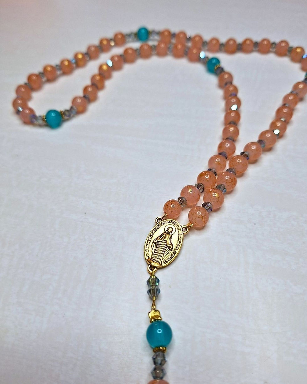 Miniature : Chapelet orange en perles fait main – bijou catholique inspiré de Notre-Dame de Guadalupe