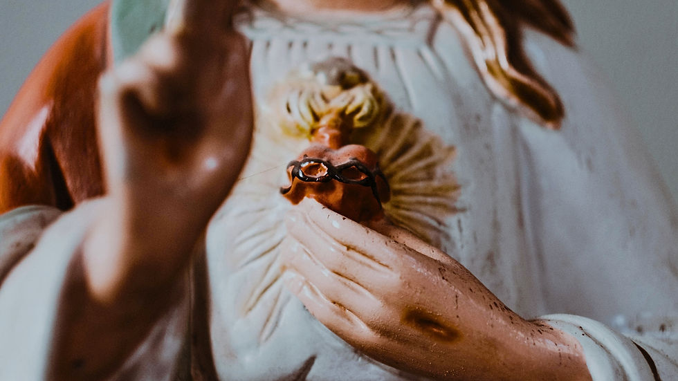 Illustration du Sacré-Cœur de Jésus avec une flamme et une couronne d’épines, symbole d’amour divin.
