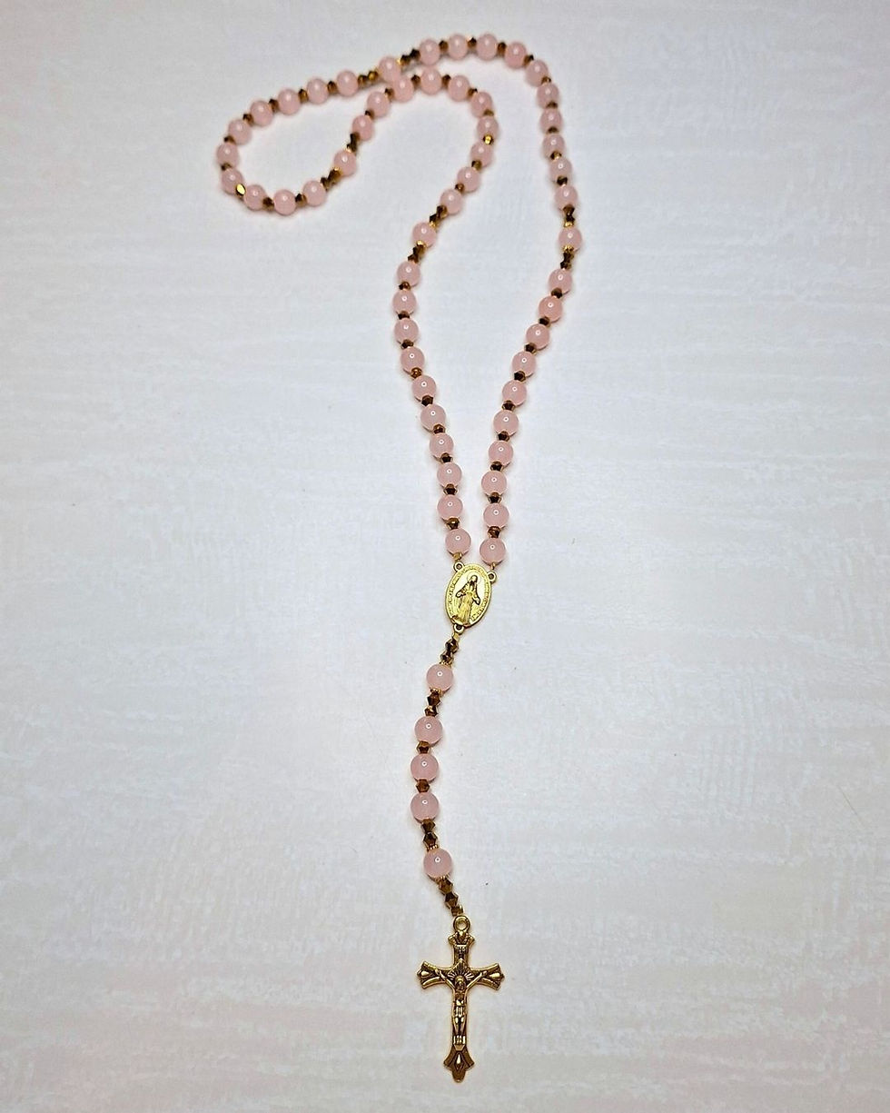 Miniature : chapelet rose catholique en perles de verre fait main